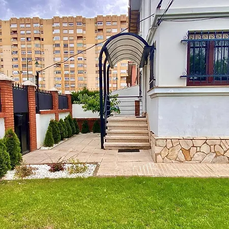 Housing Casa Con Jardin * לאון