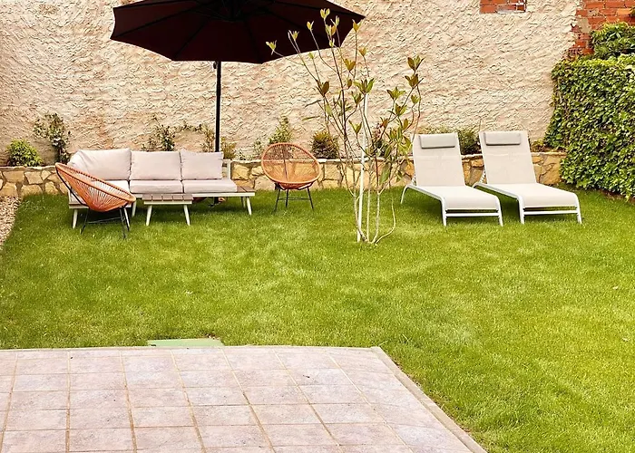 Housing Casa Con Jardin León